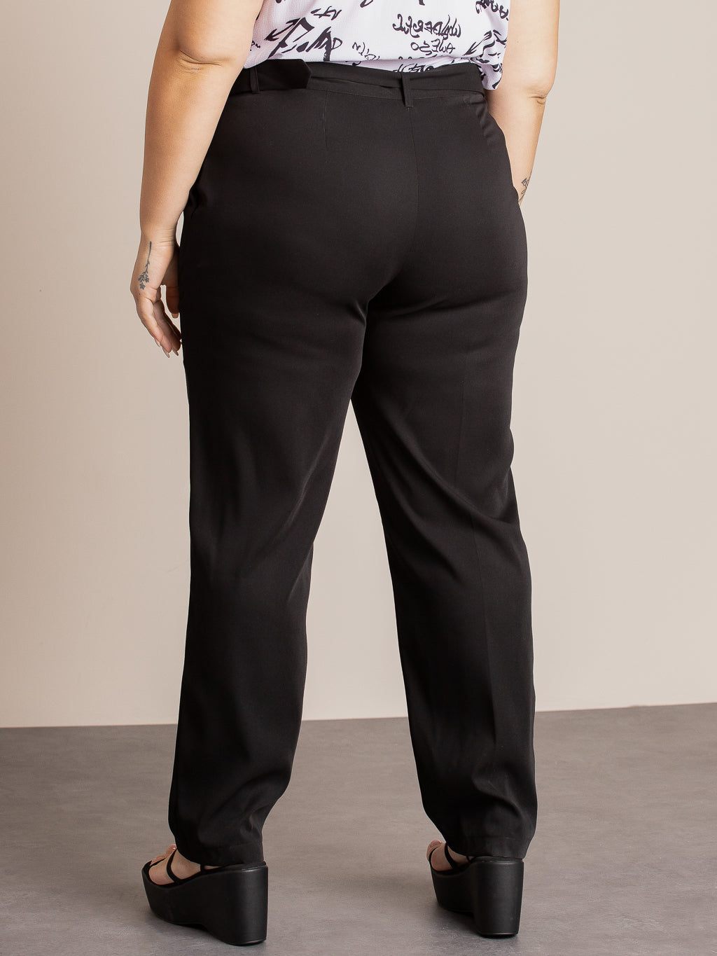 Straight semi-fitted dress pant
