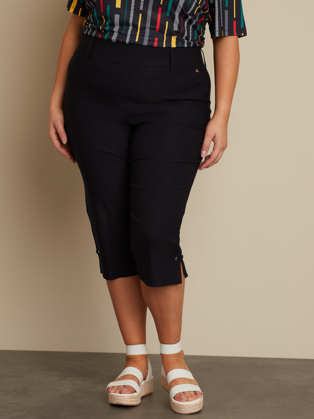 Straight semi-fitted pull-on capri