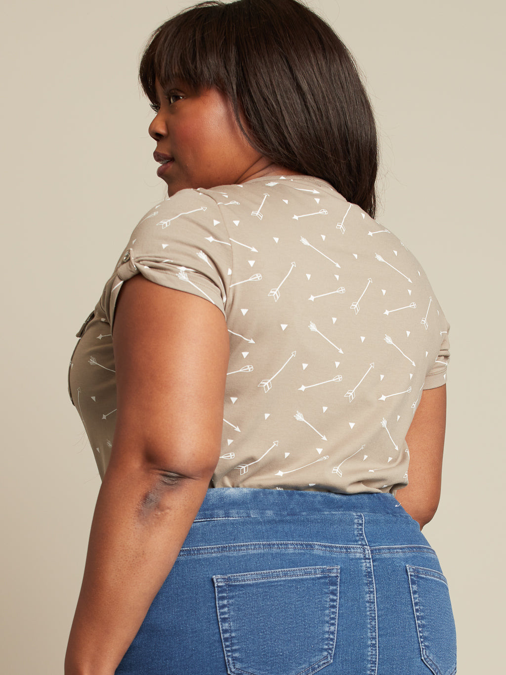 Short-sleeve semi-fitted t-shirt