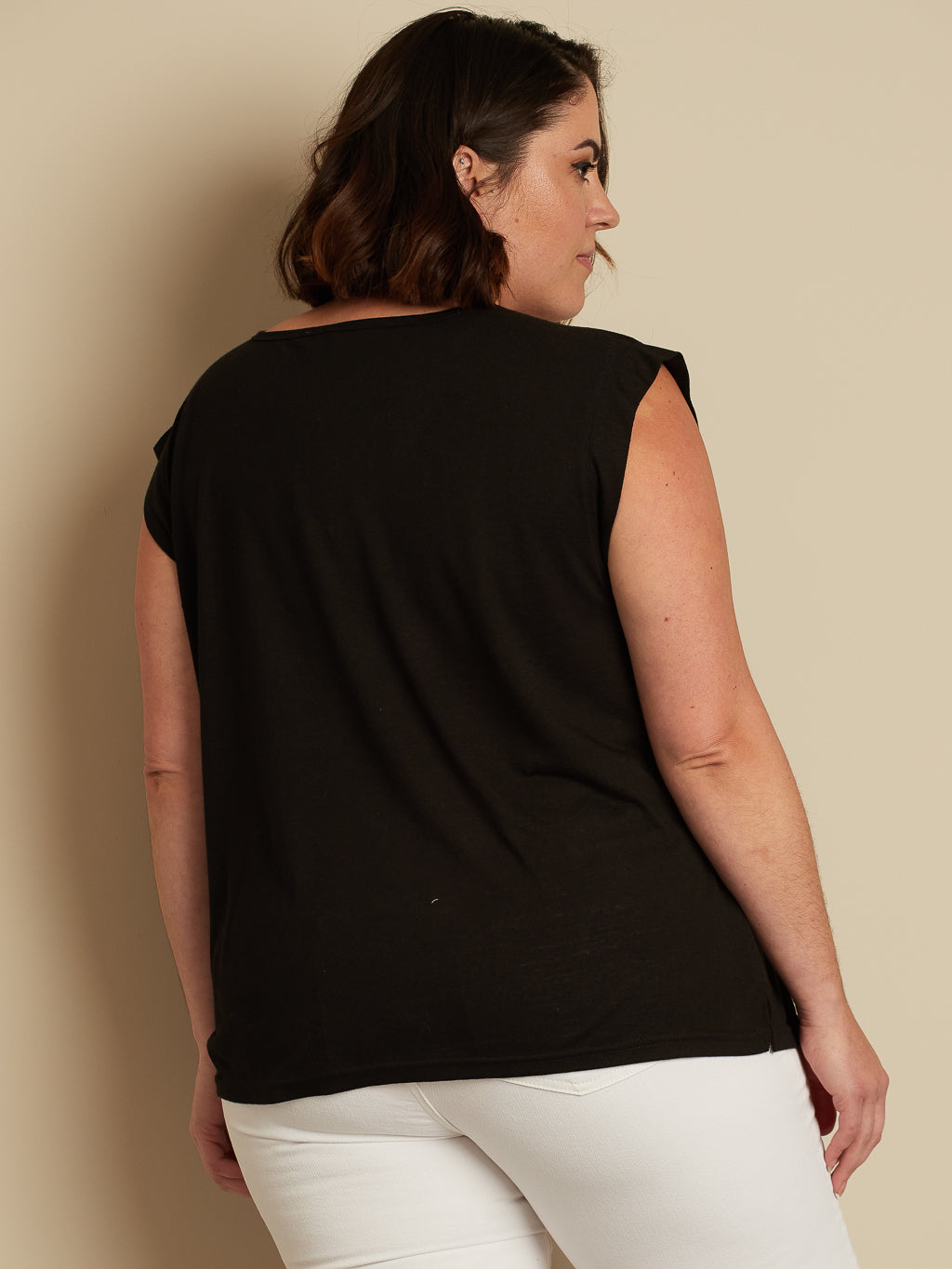 Semi-fitted fluid t-shirt