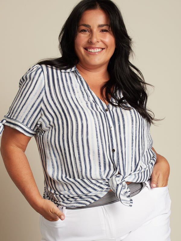 Short-sleeve semi-fitted blouse with buttons