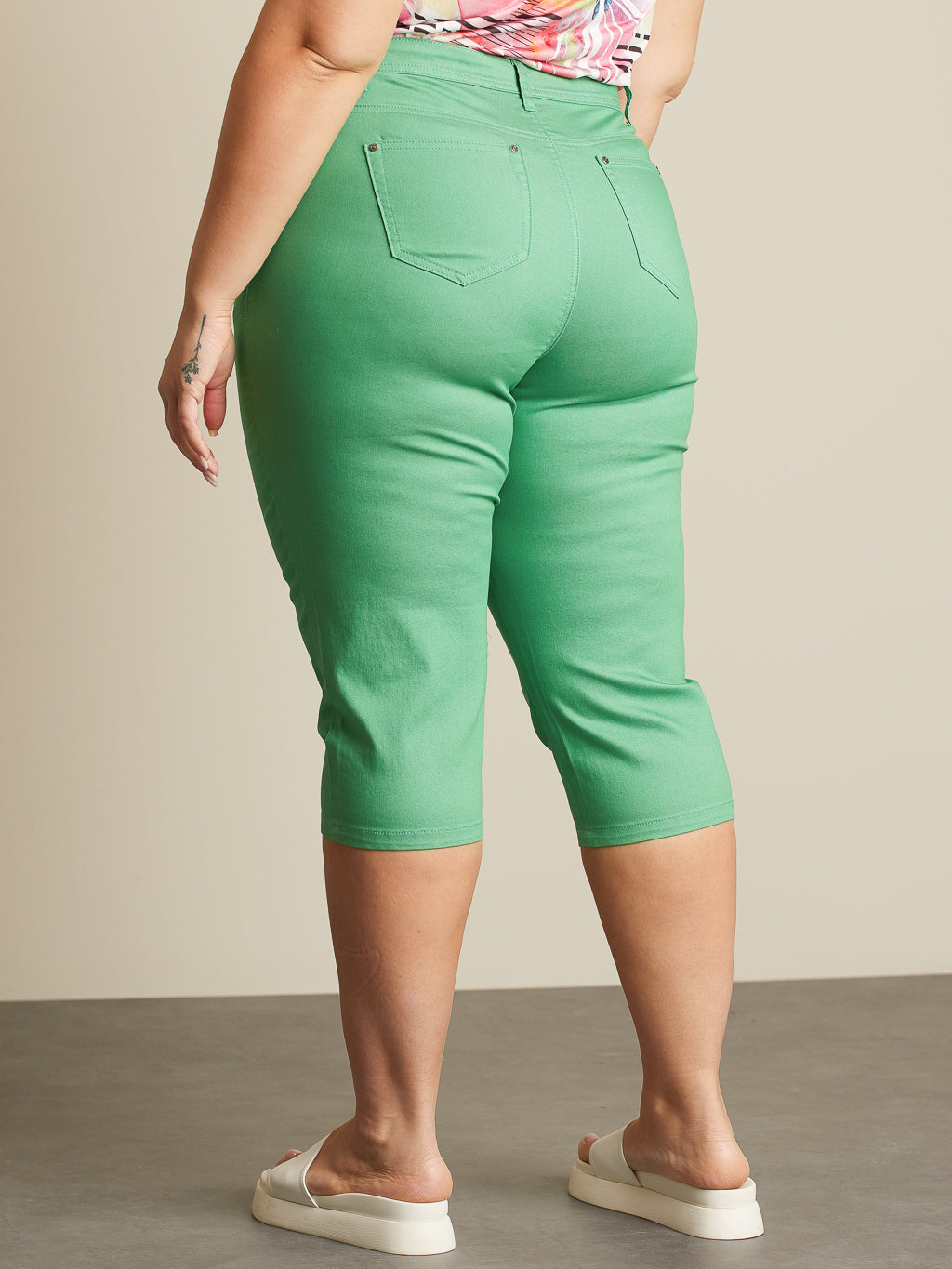 Straight semi-fitted capri