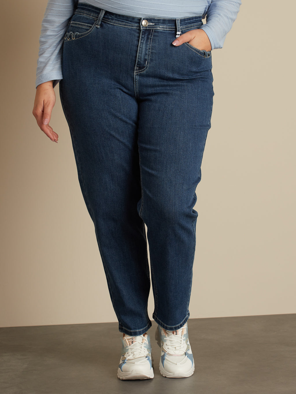 Straight semi-fitted jean