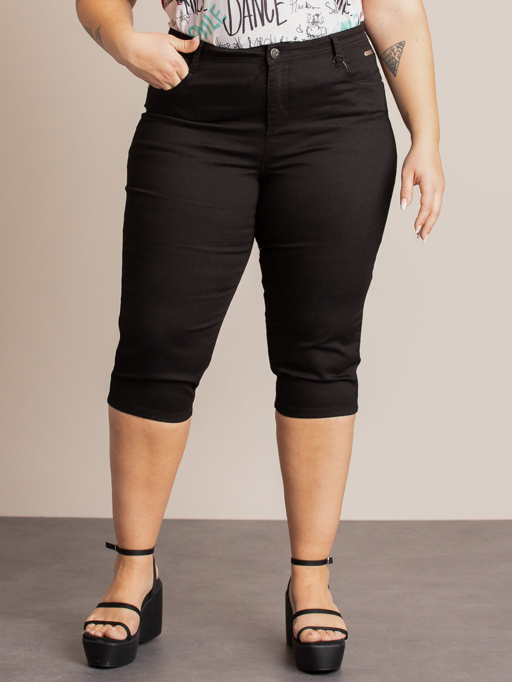 Straight semi-fitted capri