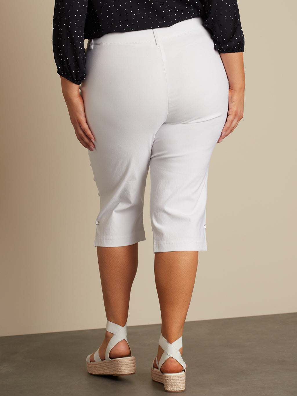 Straight semi-fitted pull-on capri