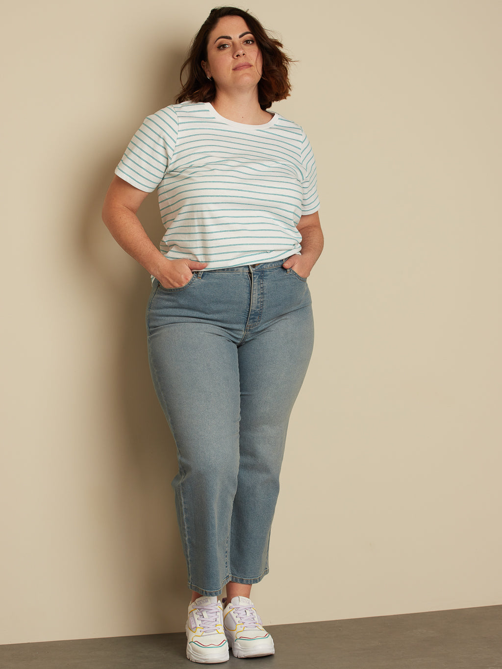 Short-sleeve semi-fitted t-shirt