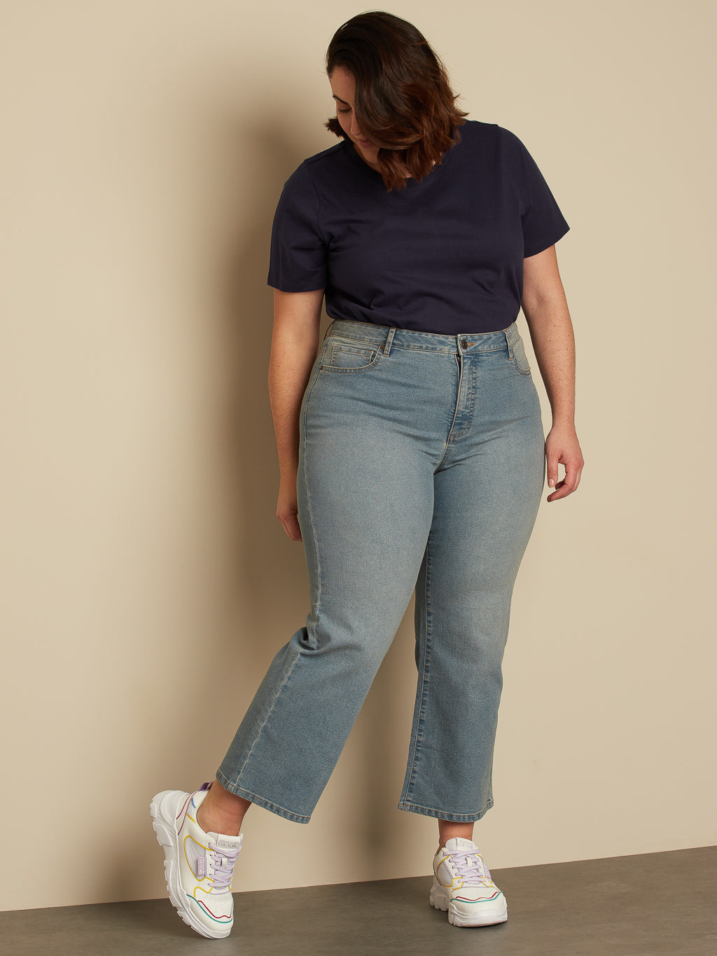 Wide-leg semi-fitted ankle jean