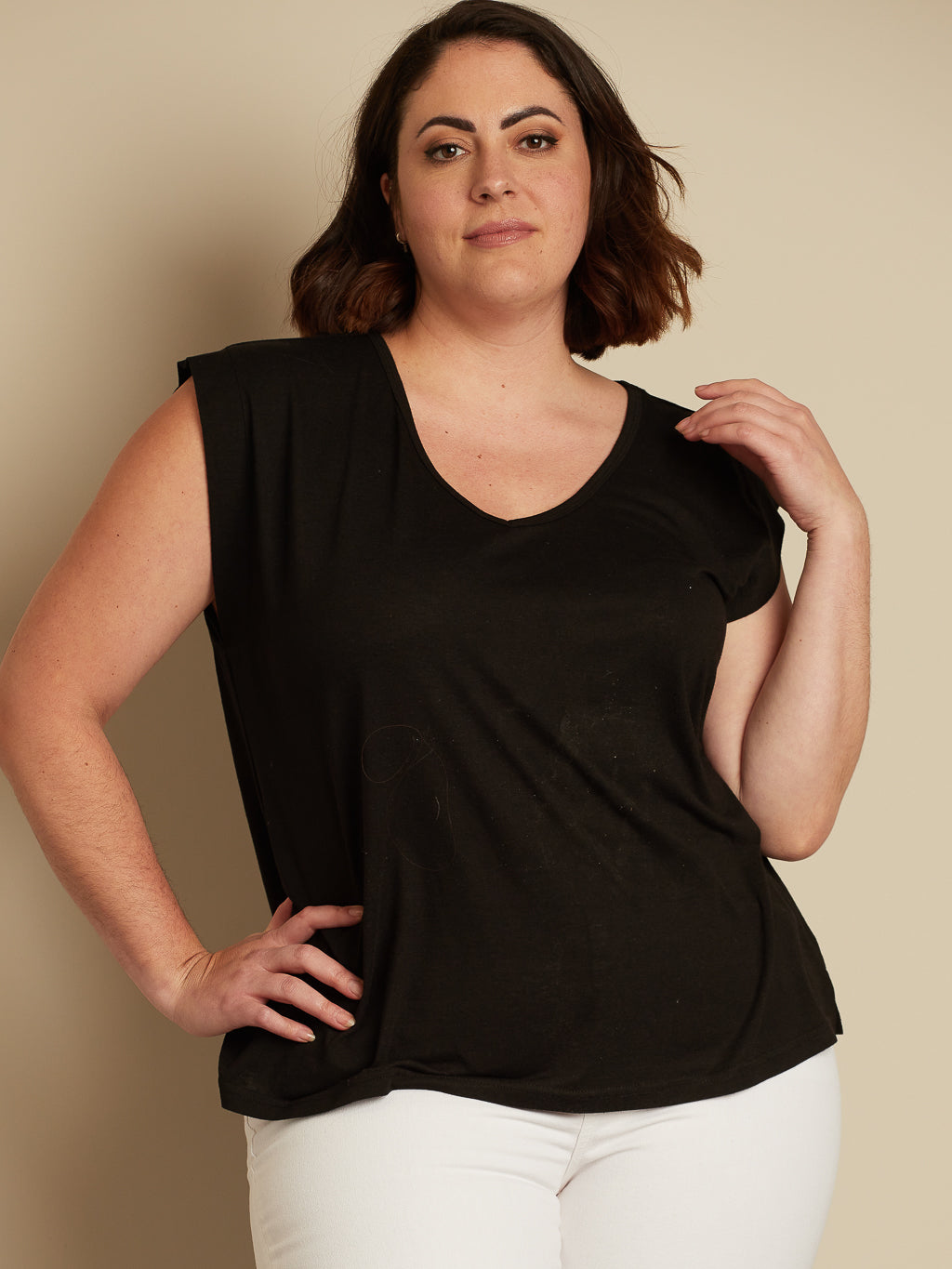 Semi-fitted fluid t-shirt