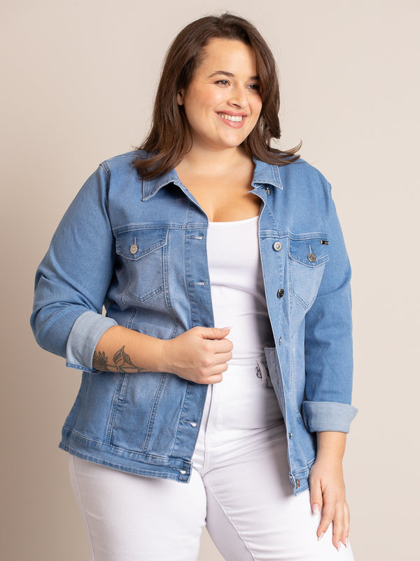 Semi-fitted denim jacket