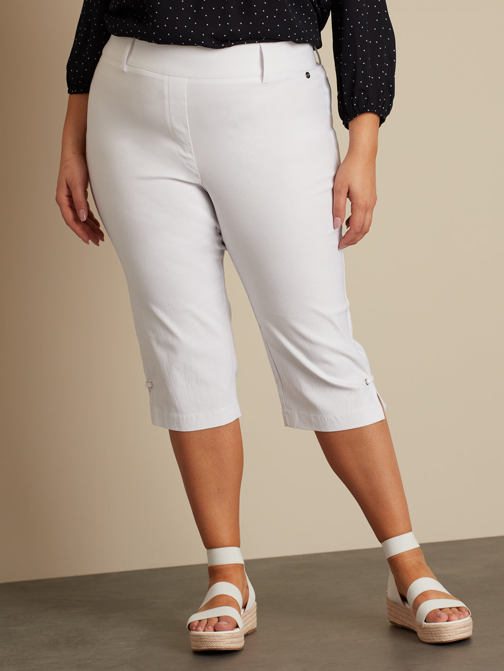 Straight semi-fitted pull-on capri