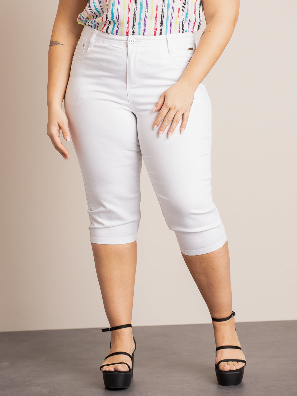 Straight semi-fitted capri