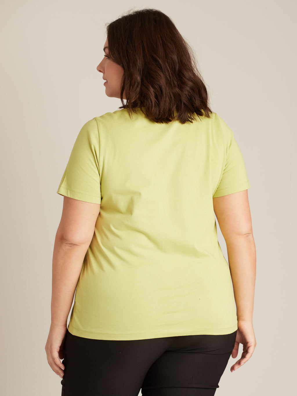 Short-sleeve semi-fitted t-shirt