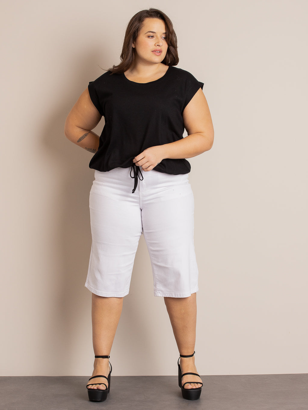 Semi-fitted denim capri