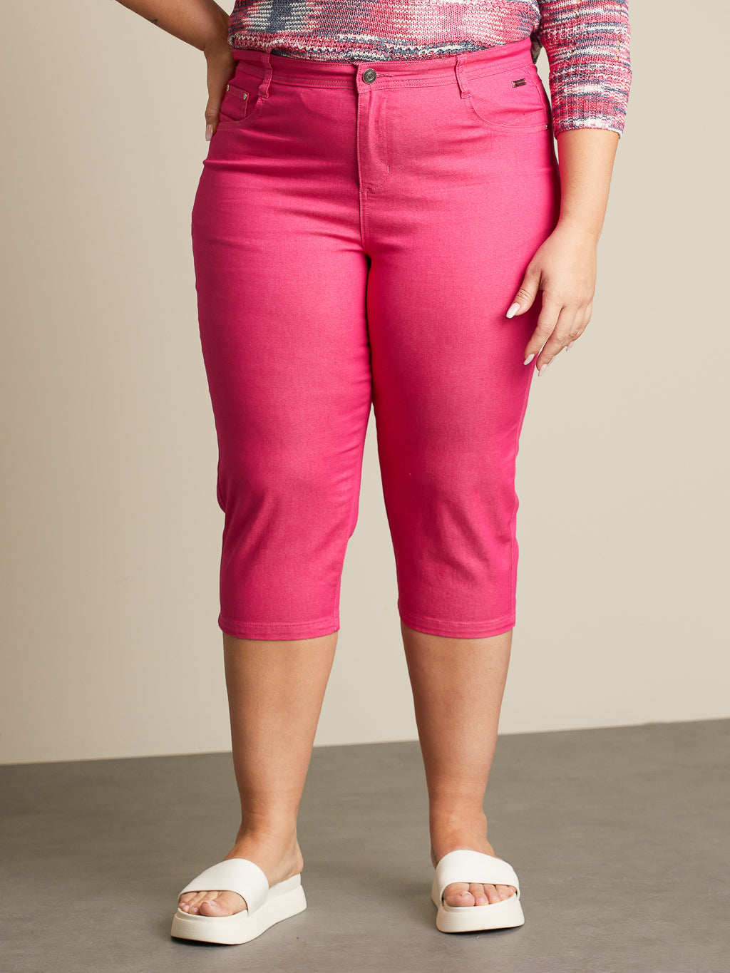 Straight semi-fitted capri