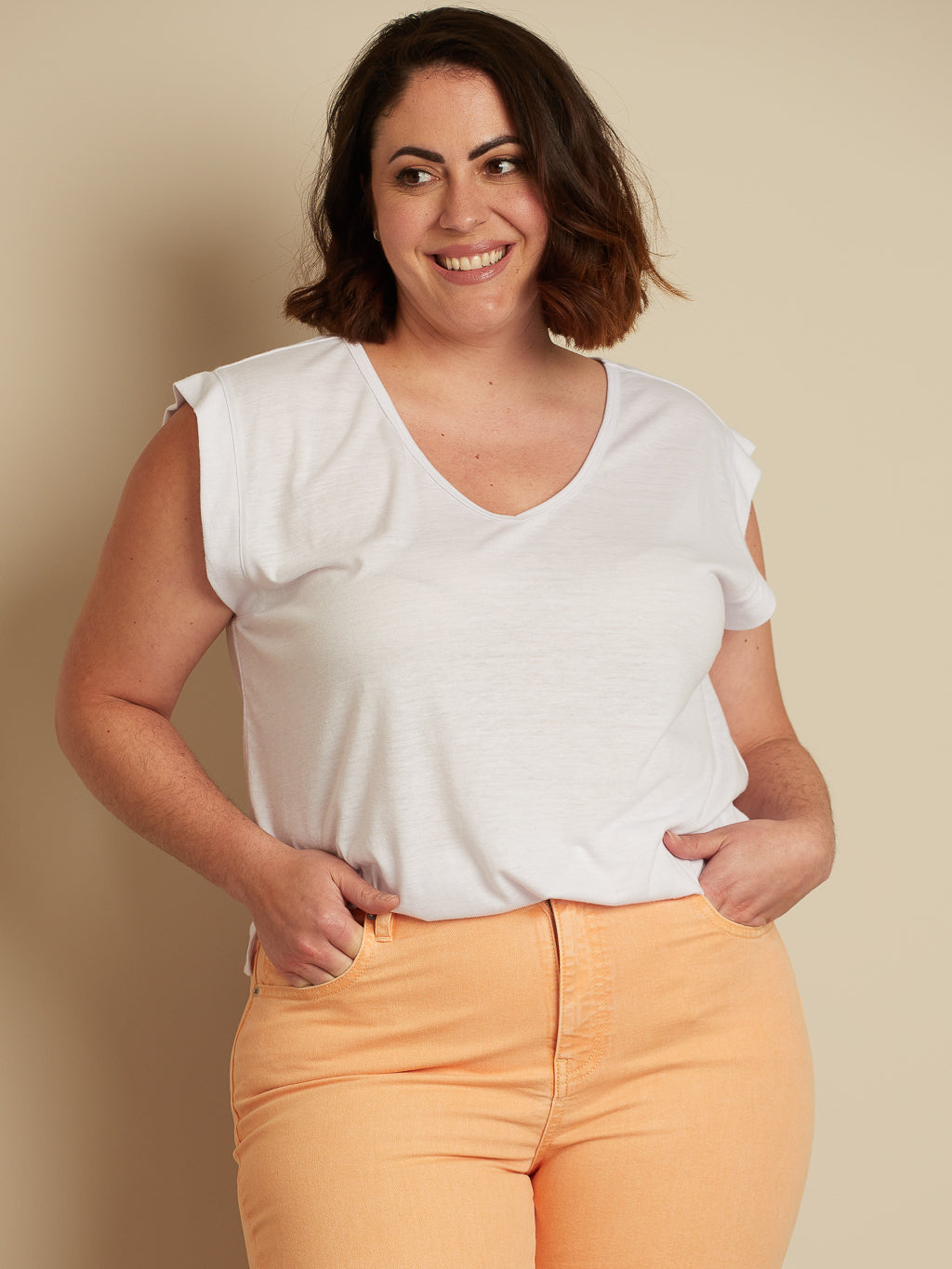 Semi-fitted fluid t-shirt