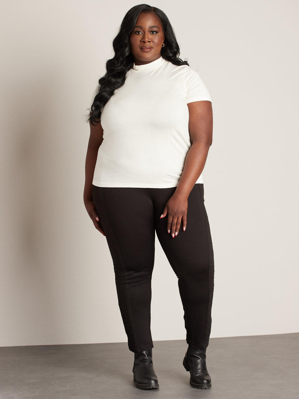Short-sleeve semi-fitted t-shirt