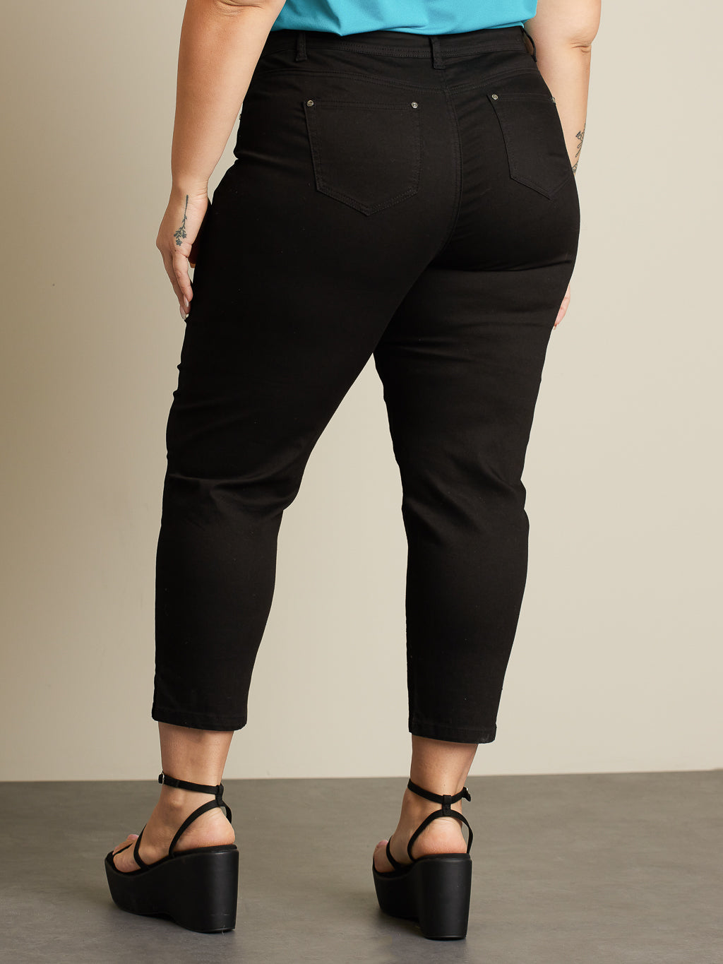 Semi-fitted relaxed pant