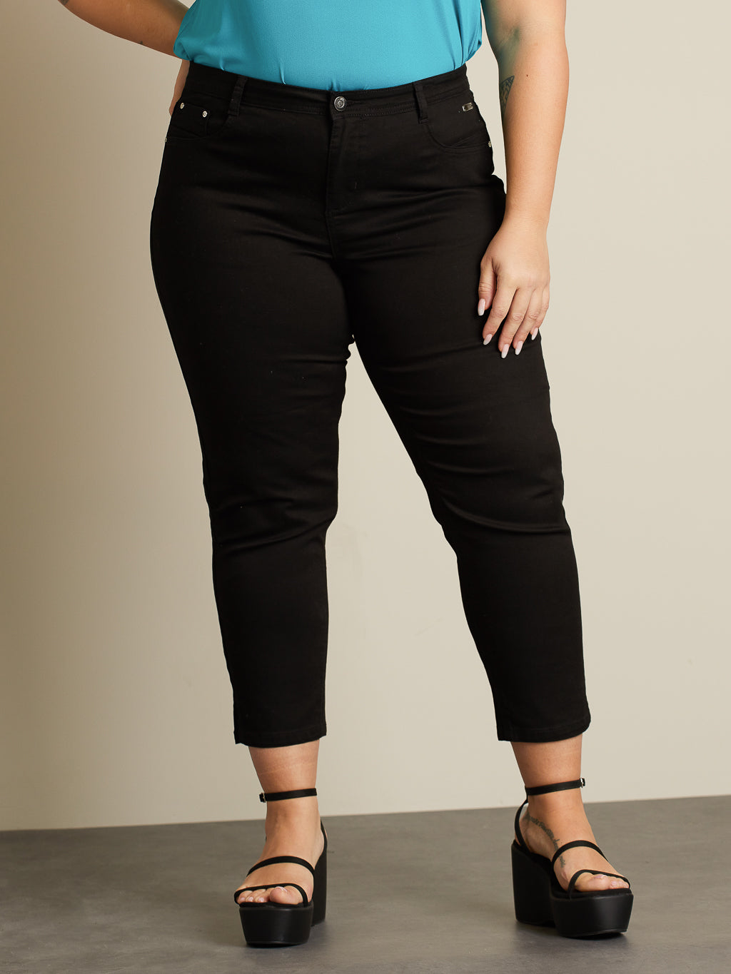 Semi-fitted relaxed pant
