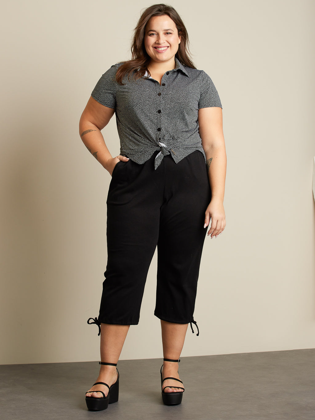 Short-sleeve semi-fitted blouse with buttons