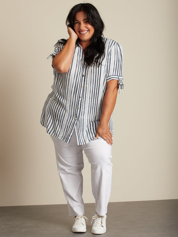 Short-sleeve semi-fitted blouse with buttons