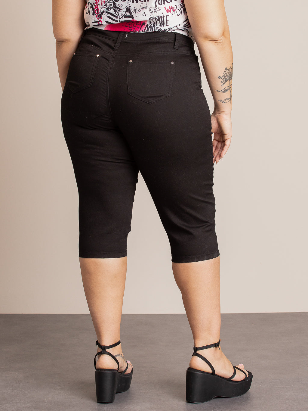 Straight semi-fitted capri