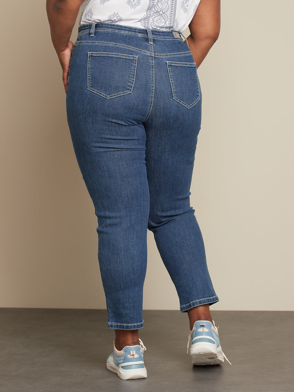 Straight semi-fitted jean