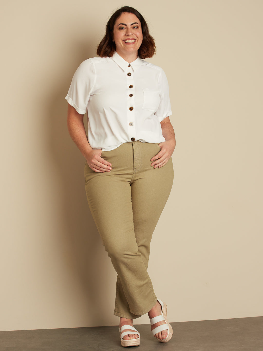 Short-sleeve semi-fitted blouse with buttons