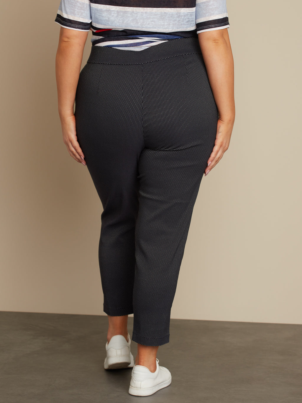 Slim fitted pull-on ankle pant