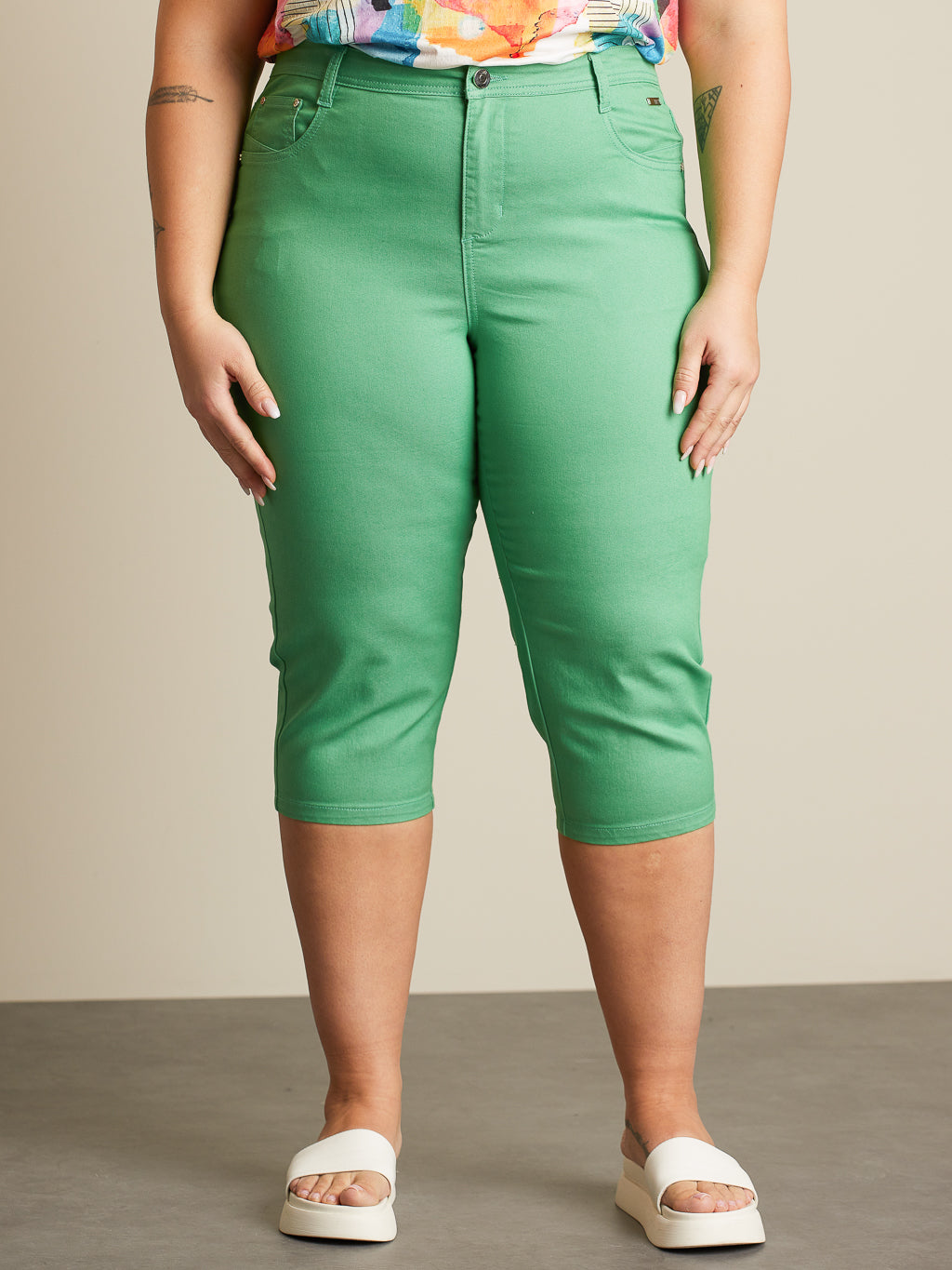 Straight semi-fitted capri