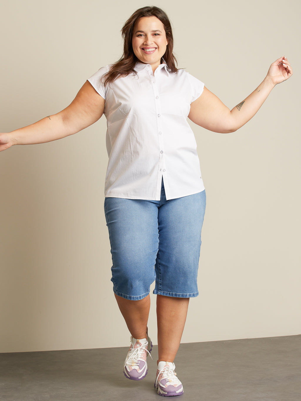 Short-sleeve semi-fitted blouse with buttons