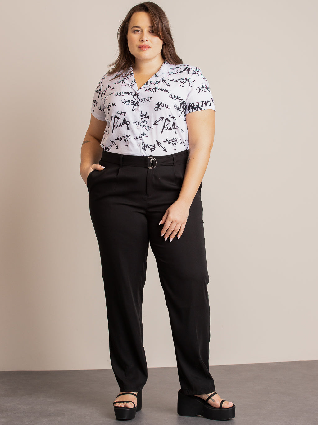 Straight semi-fitted dress pant