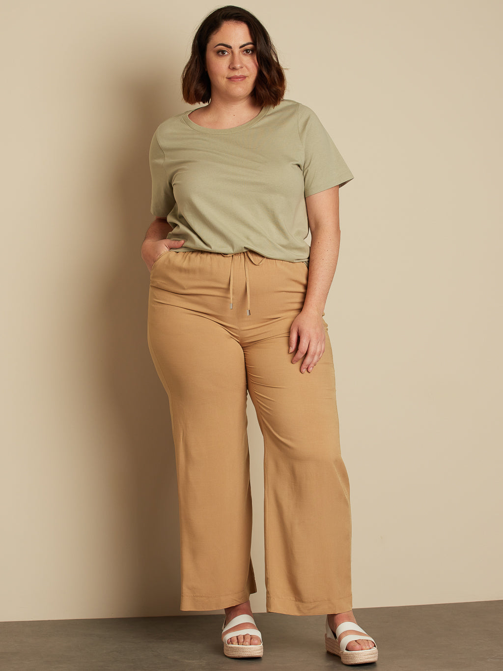 Short-sleeve semi-fitted t-shirt