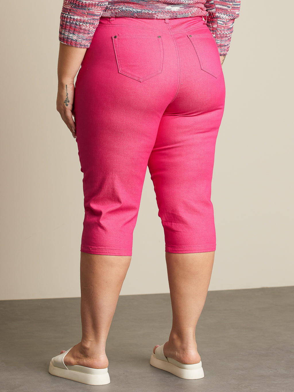 Straight semi-fitted capri