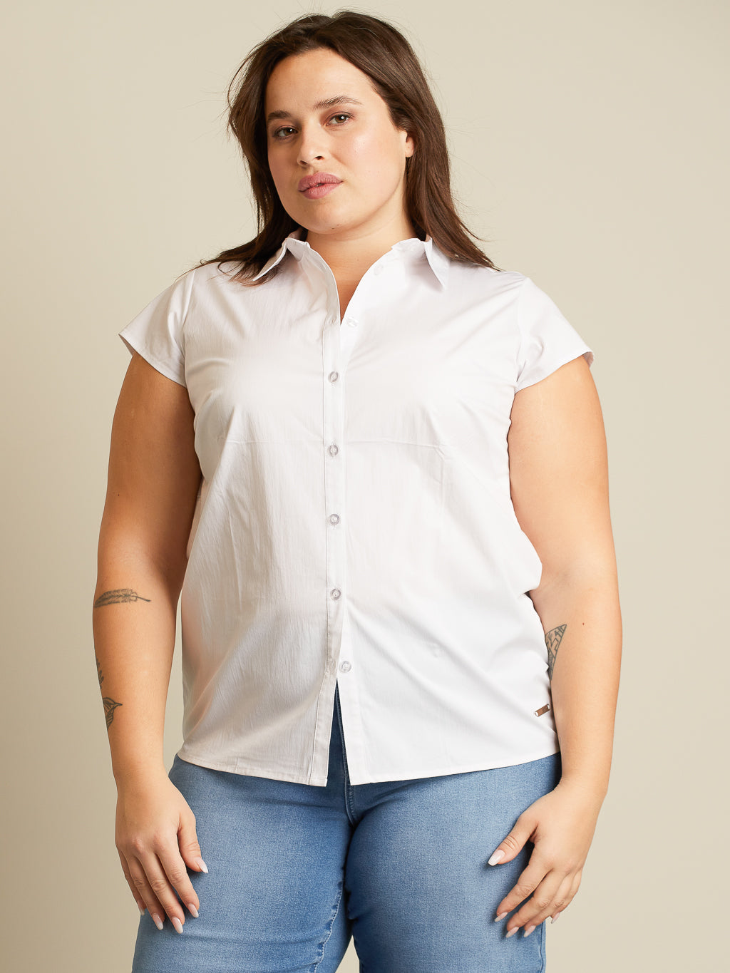 Short-sleeve semi-fitted blouse with buttons