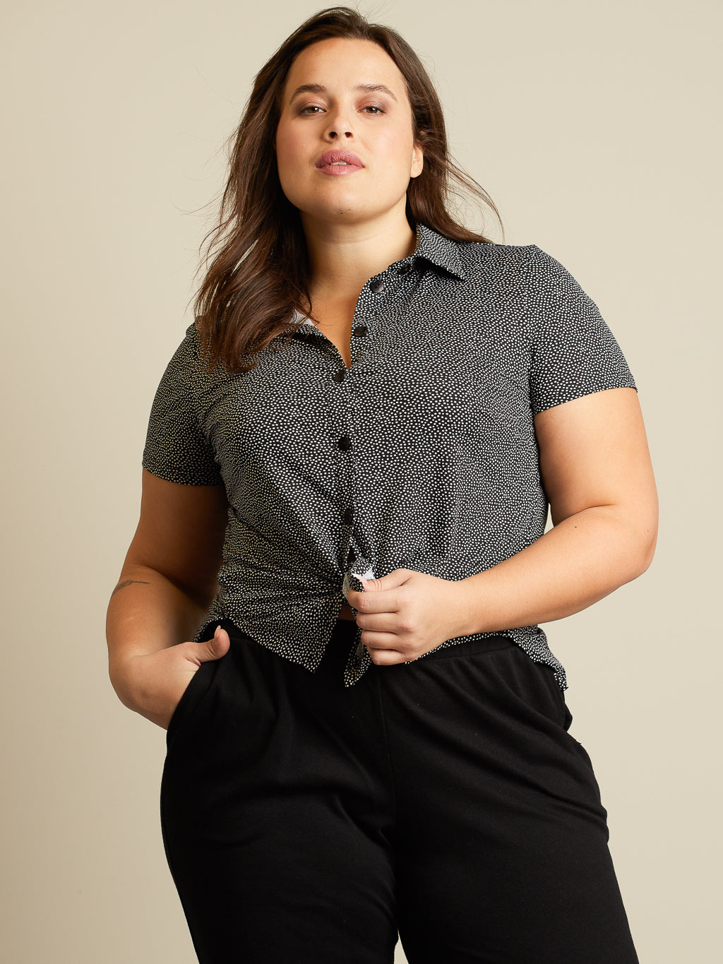 Short-sleeve semi-fitted blouse with buttons