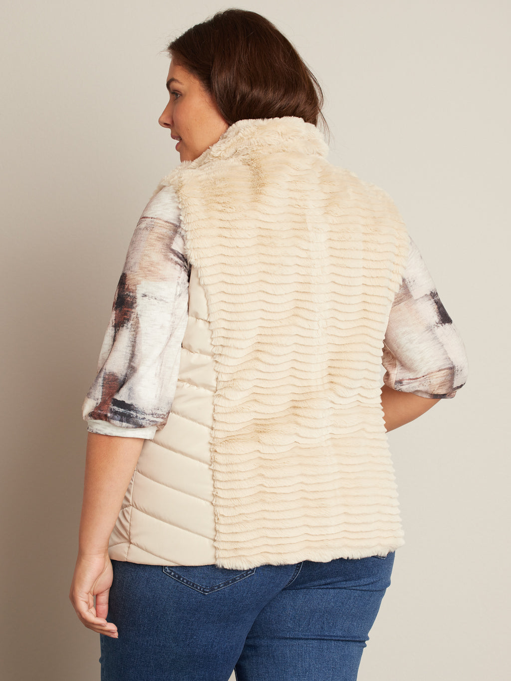 Sleeveless puffer jacket with faux-fur