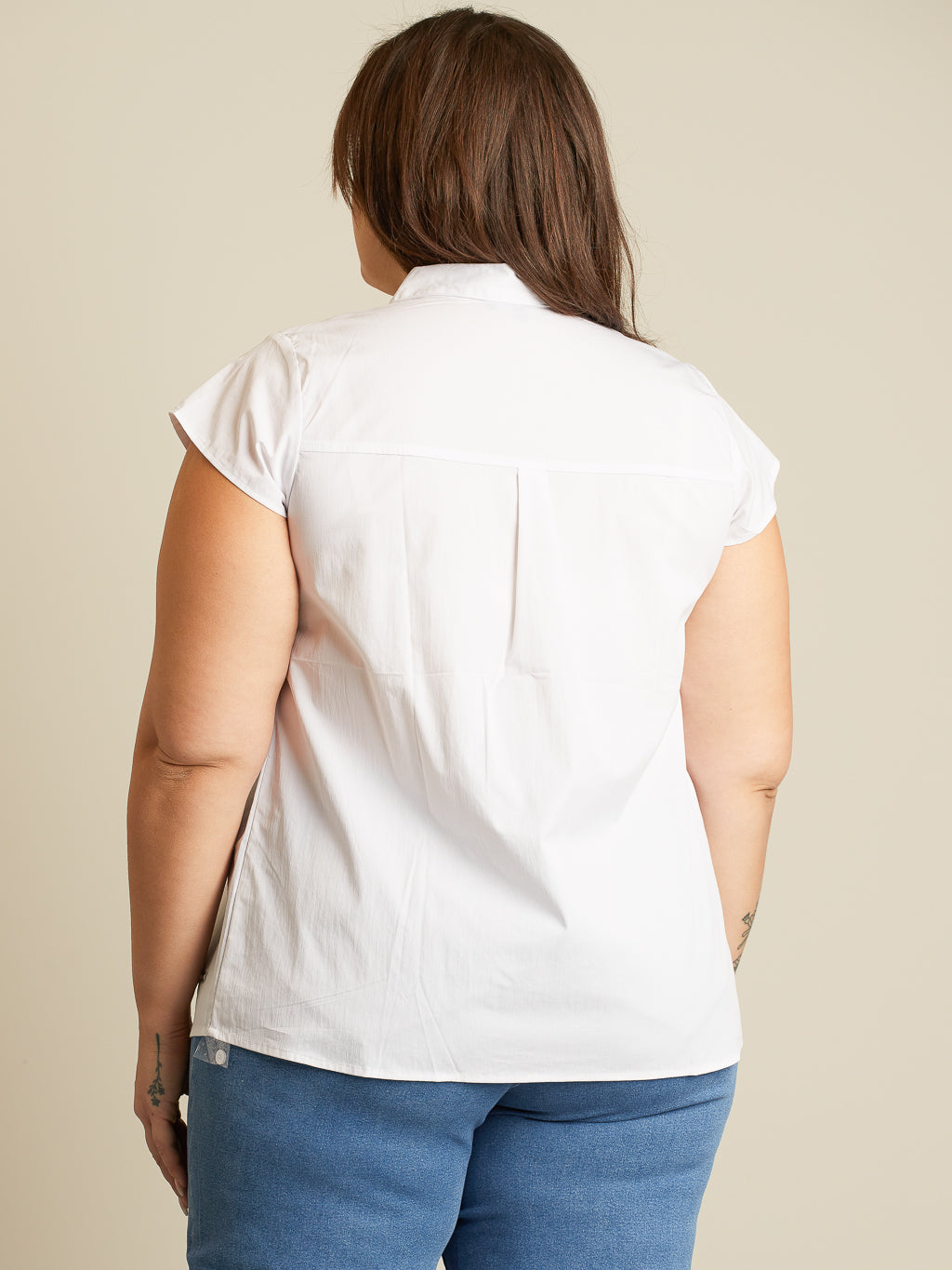 Short-sleeve semi-fitted blouse with buttons