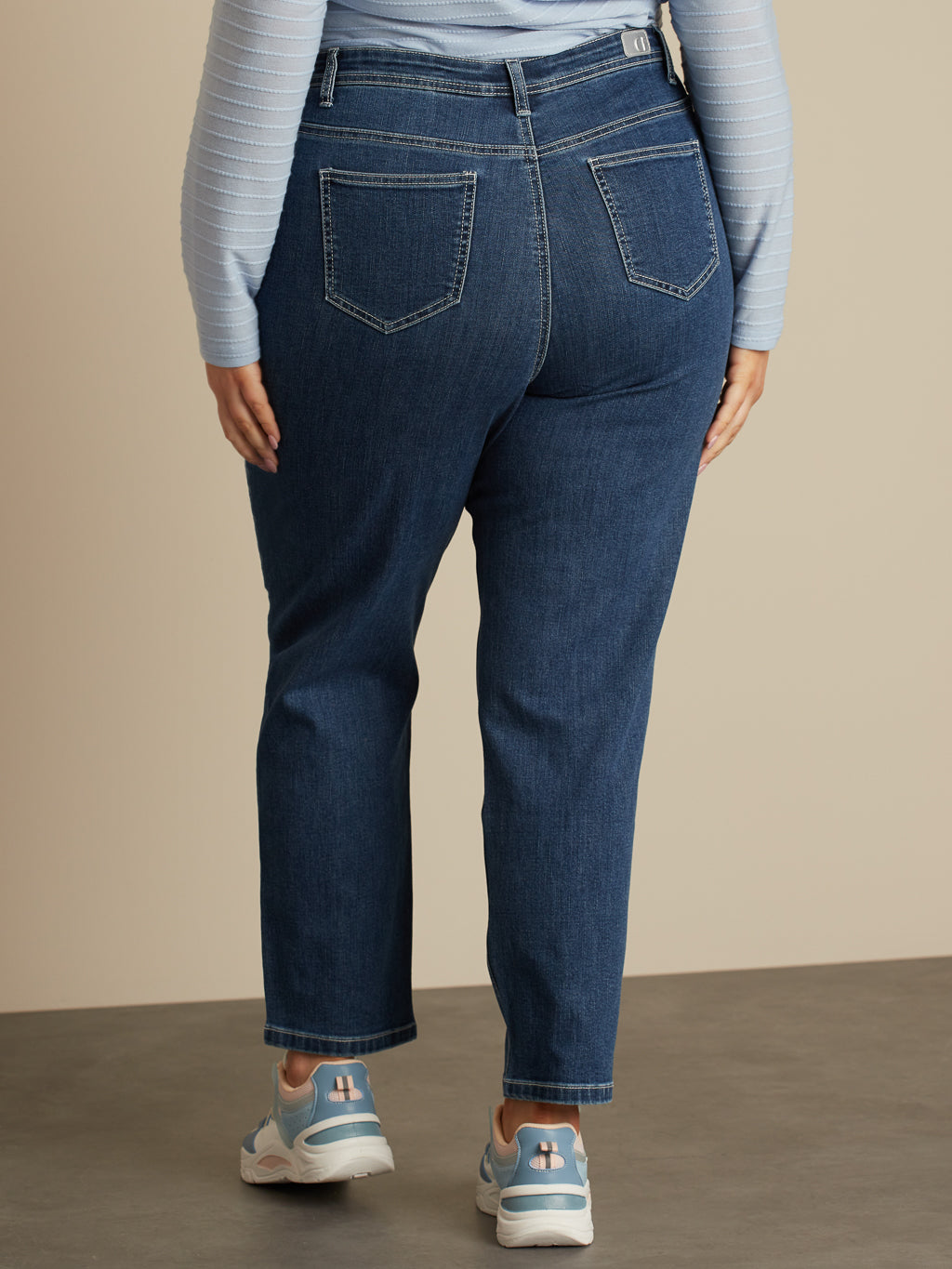 Straight semi-fitted jean