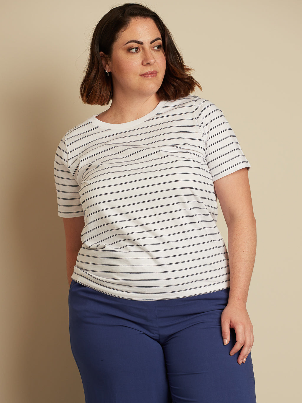 Short-sleeve semi-fitted t-shirt