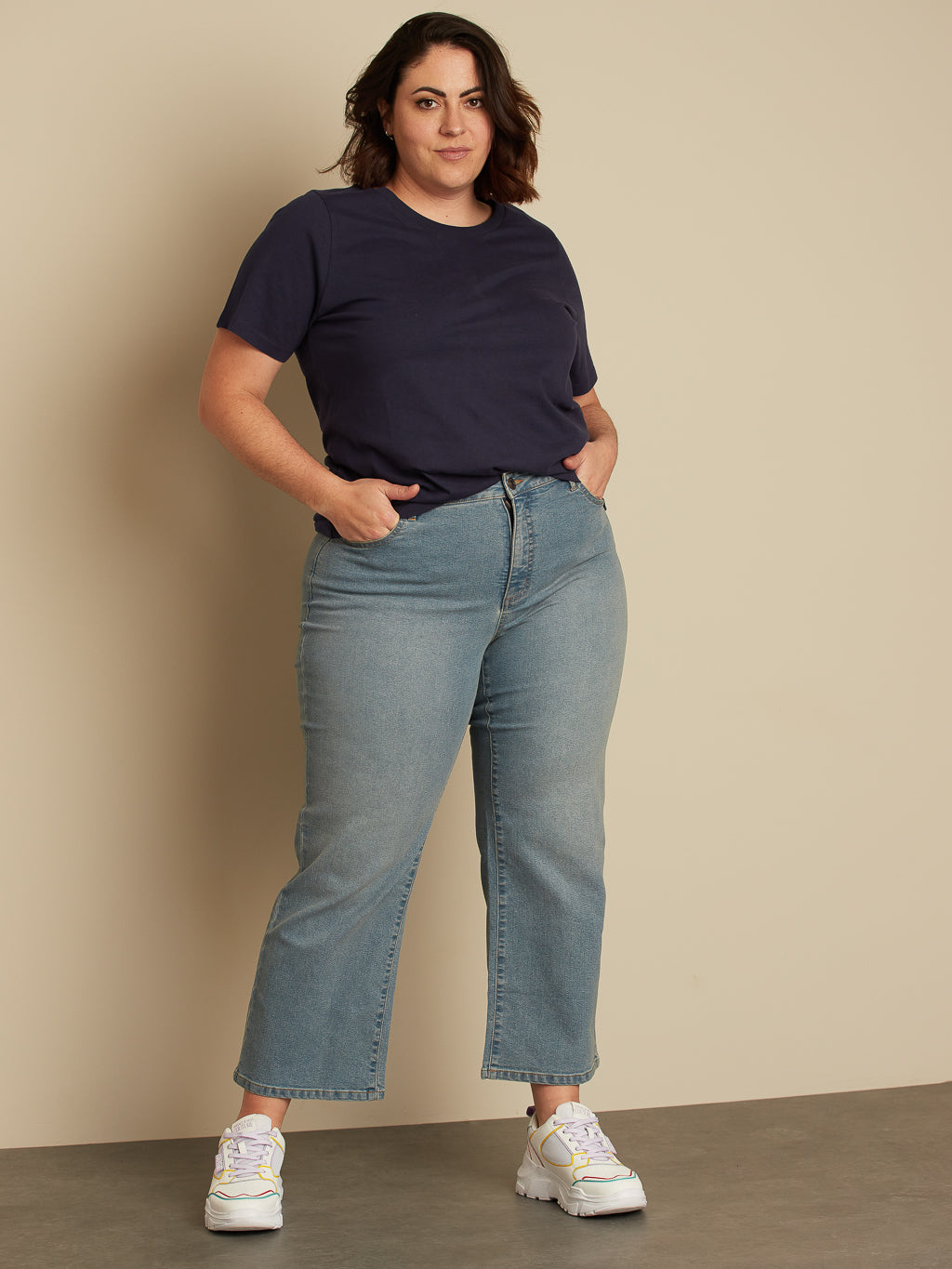 Short-sleeve semi-fitted t-shirt