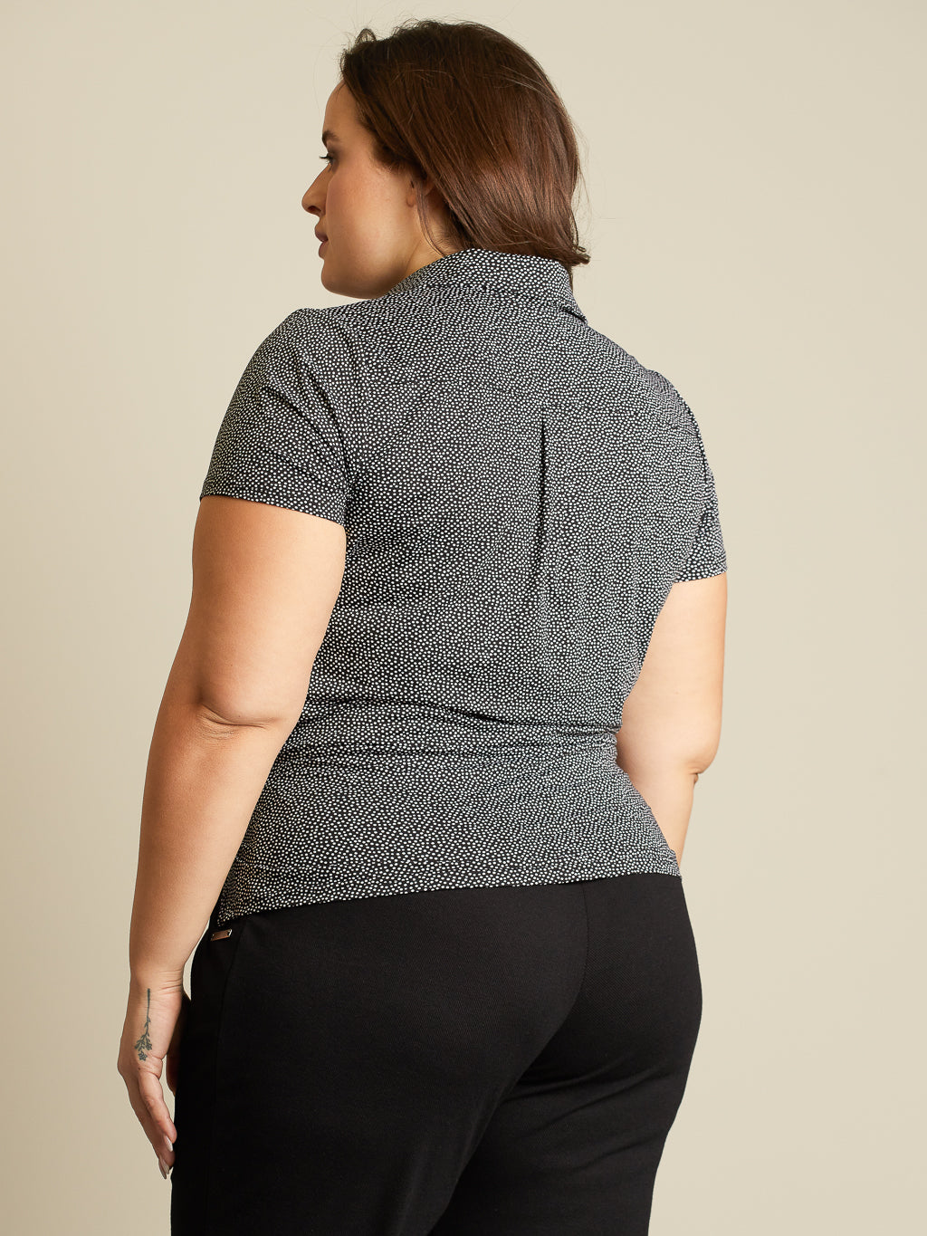 Short-sleeve semi-fitted blouse with buttons