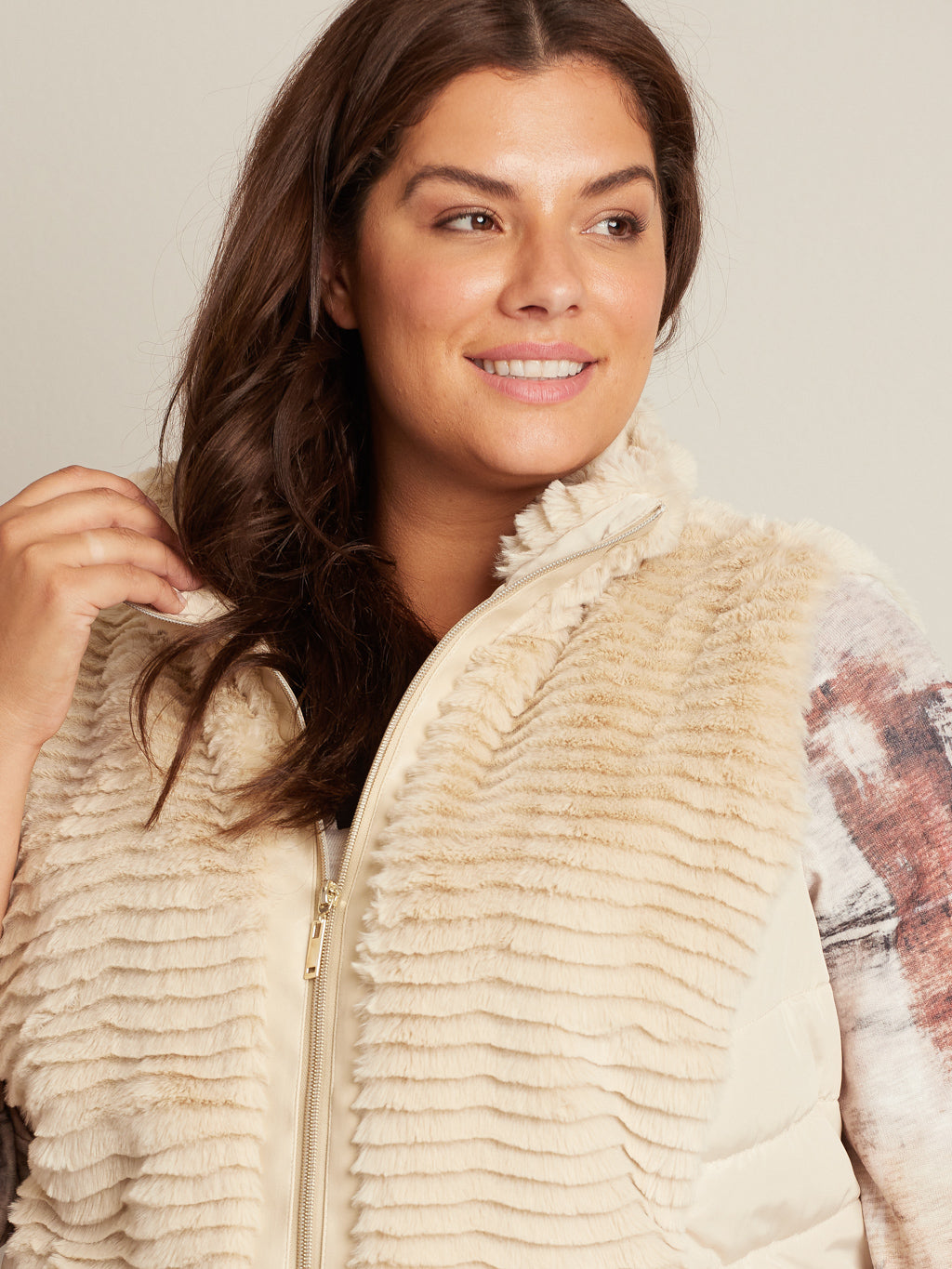 Sleeveless puffer jacket with faux-fur