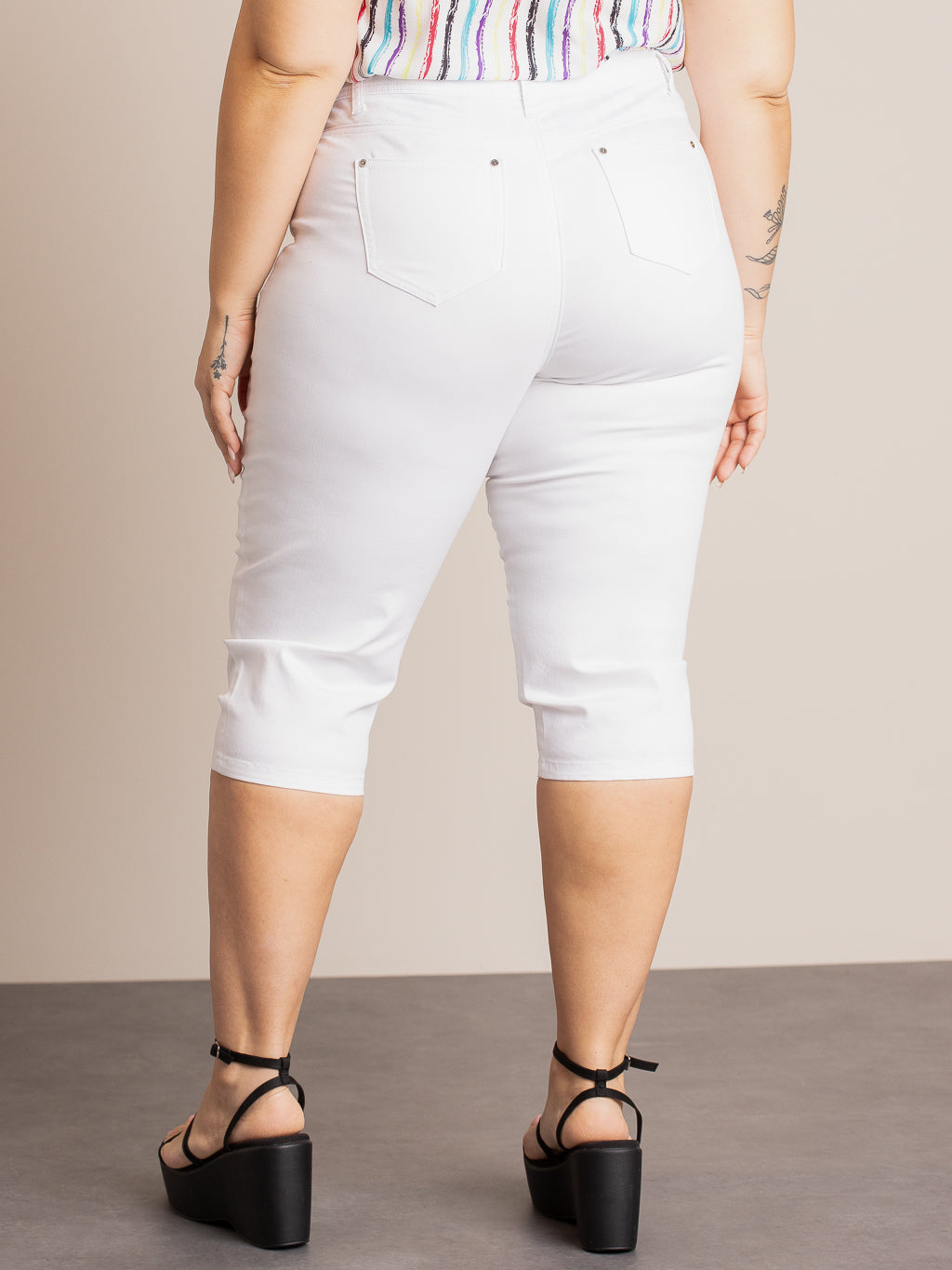 Straight semi-fitted capri