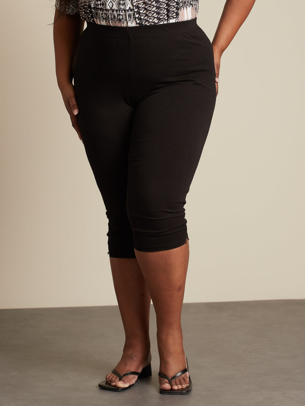 Skinny fitted knit pull-on capri 