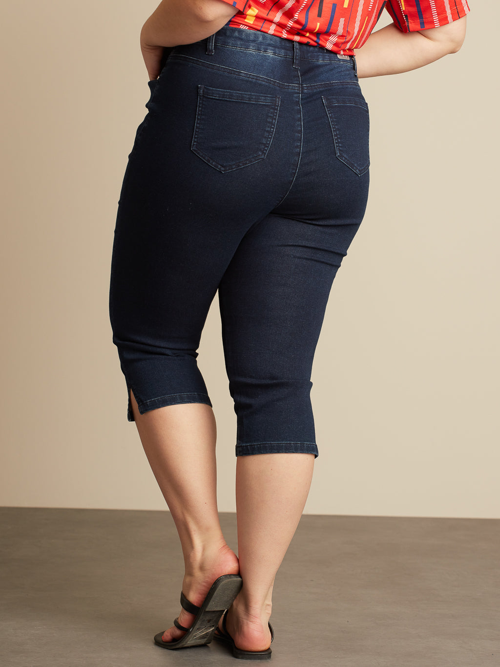 Pull-on skinny denim capri