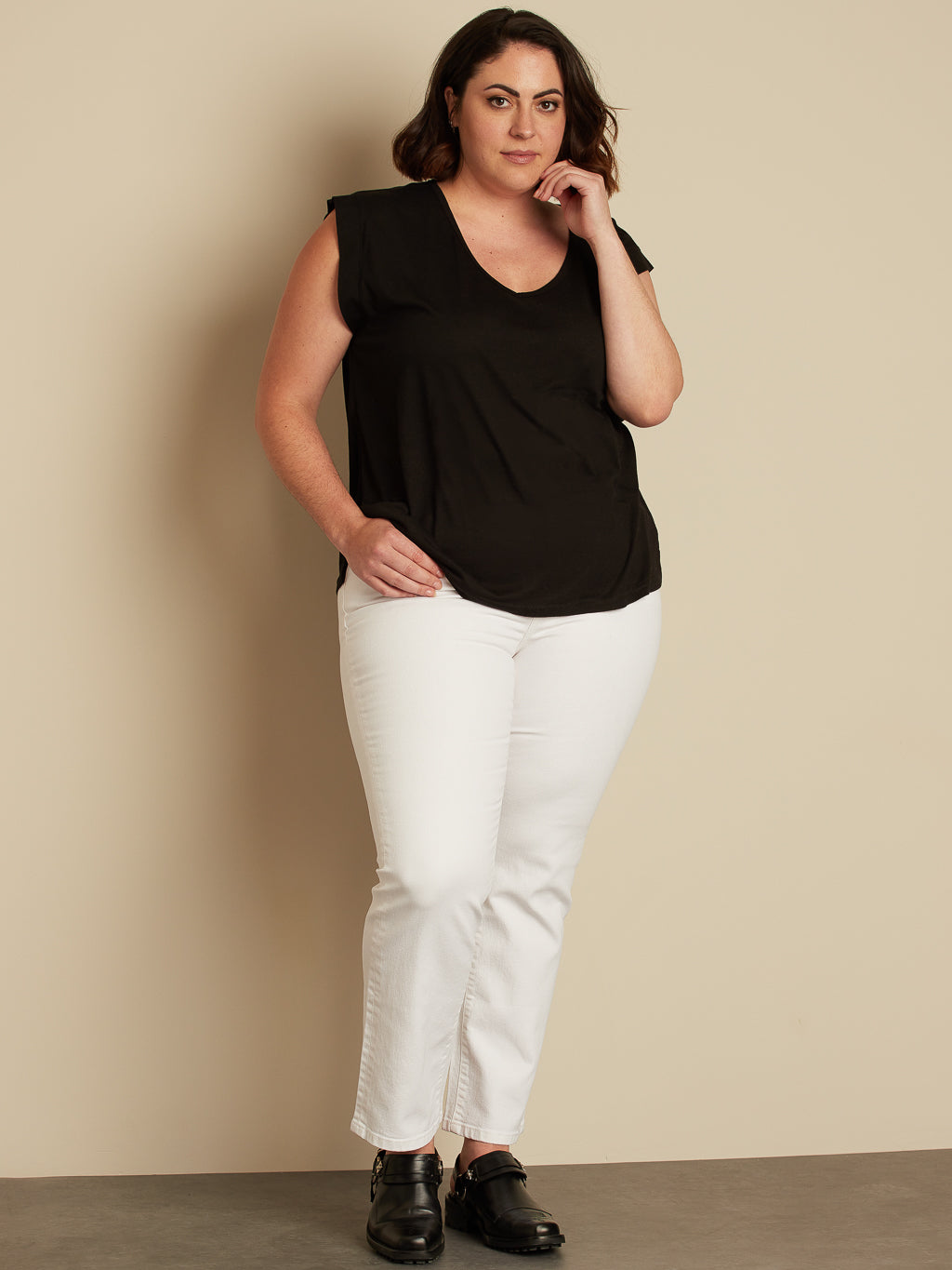 Semi-fitted fluid t-shirt