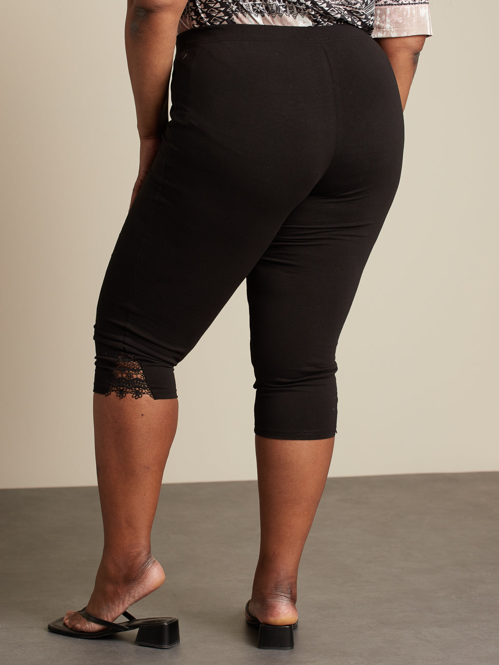 Skinny fitted knit pull-on capri 