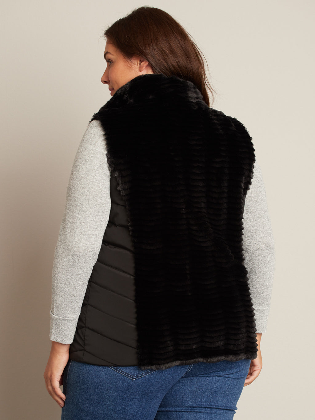 Sleeveless puffer jacket with faux-fur