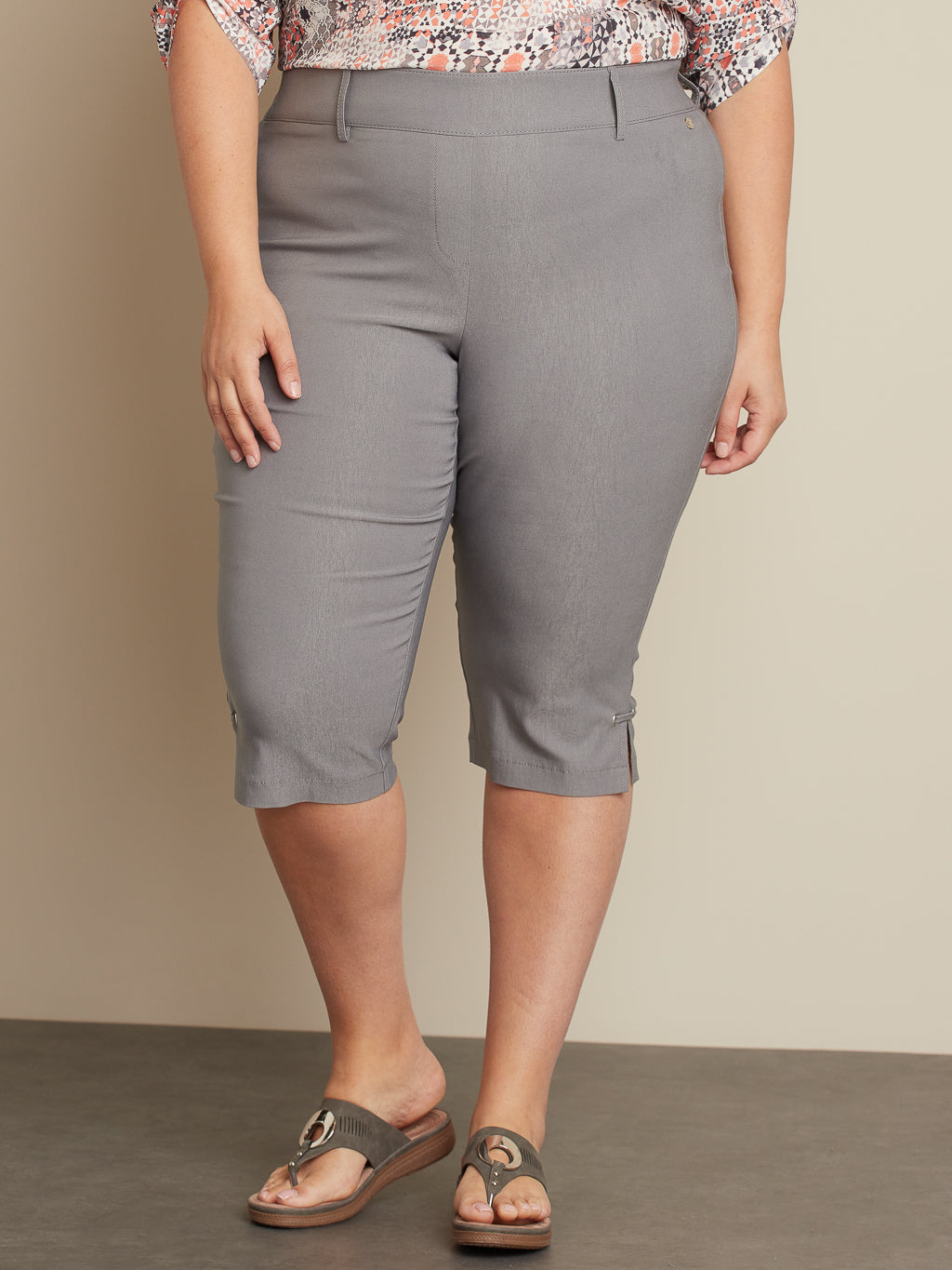 Straight semi-fitted pull-on capri