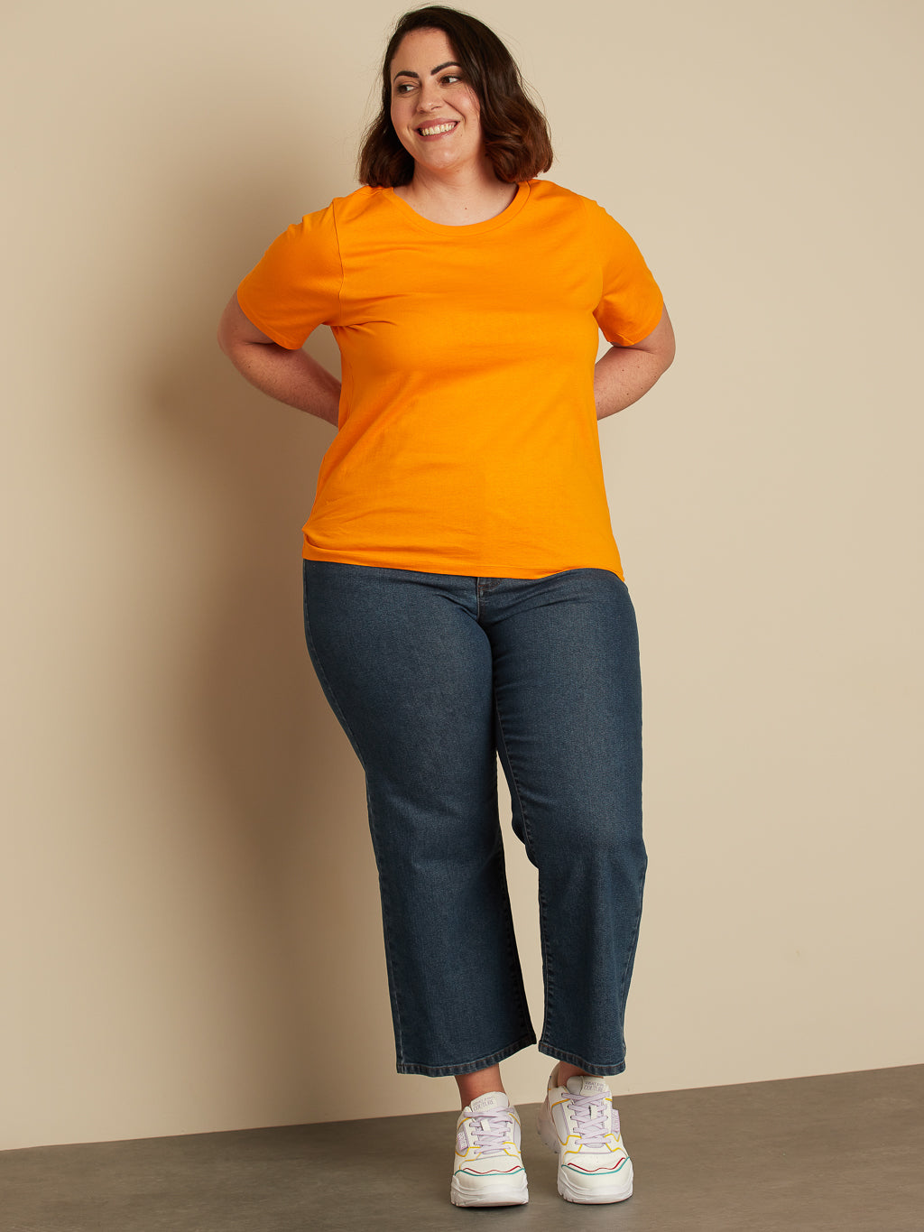Short-sleeve semi-fitted t-shirt